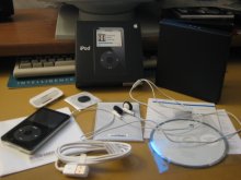 Der iPod Video 30 GB inklusive beigefügtem Zubehör